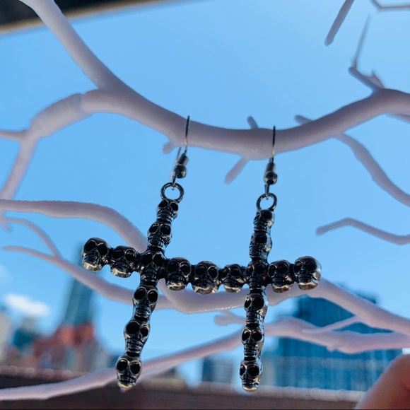Cross Skulls Gothic Antique Silver Dangle Earrings - Picture 10 of 12